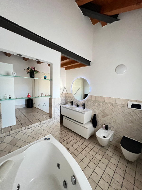 Proponiamo in vendita una splendida porzione bifamiliare situata nel cuore di Castelfranco Veneto...