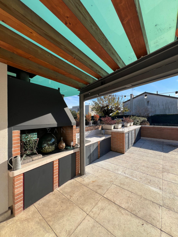 Proponiamo in vendita una splendida porzione bifamiliare situata nel cuore di Castelfranco Veneto...