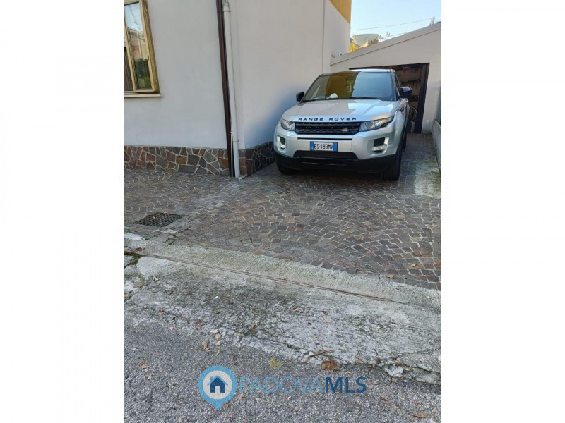 Immobile in esclusiva al Gruppo Padova MLS
Tencarola interessante appartamento in bifamilare, com...