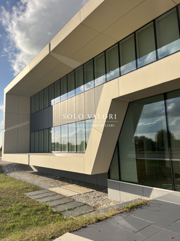 D223a - (Fabrizio - 393 1710719). Proponiamo a breve distanza da Cittadella, capannone di comples...