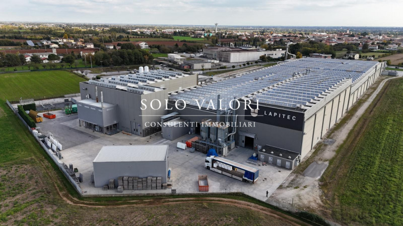 D223a - (Fabrizio - 393 1710719). Proponiamo a breve distanza da Cittadella, capannone di comples...