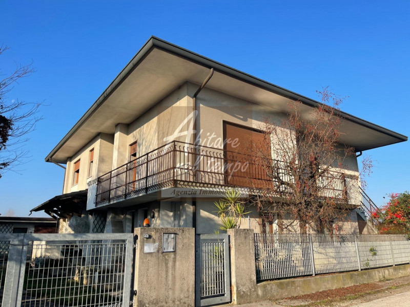 CITTADELLA (PD)

In esclusiva proponiamo in vendita una casa singola con giardino privato di 1.00...