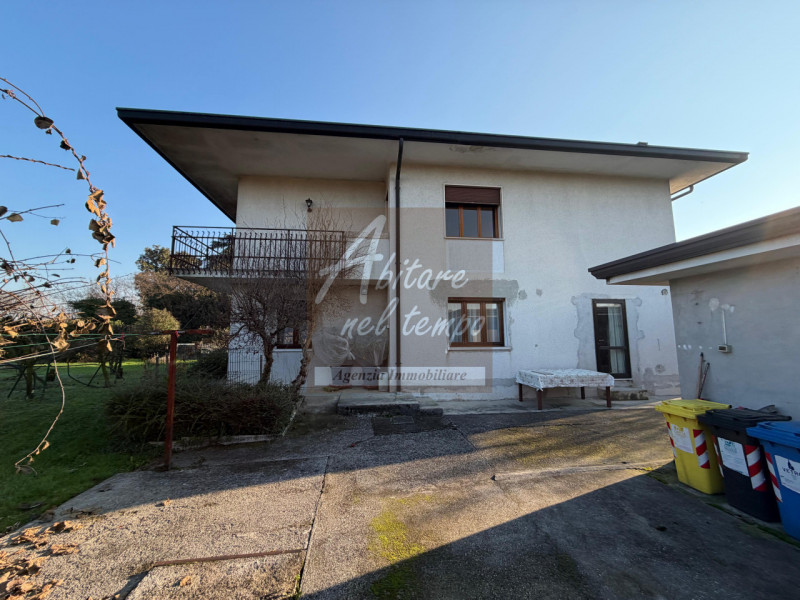 CITTADELLA (PD)

In esclusiva proponiamo in vendita una casa singola con giardino privato di 1.00...