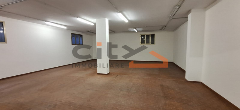 CASSOLA CENTRO: proponiamo GARAGE-MAGAZZINO di mq.240 circa con comodo accesso carraio da bascula...