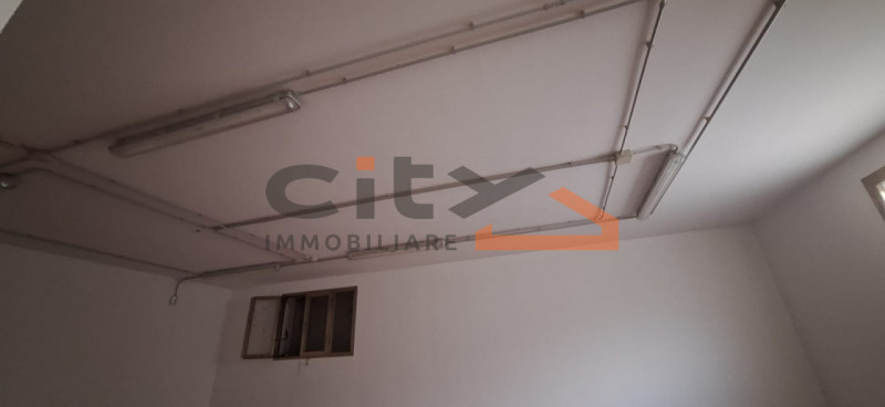 CASSOLA CENTRO: proponiamo GARAGE-MAGAZZINO di mq.240 circa con comodo accesso carraio da bascula...