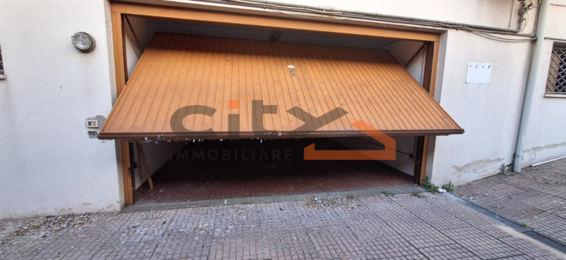 CASSOLA CENTRO: proponiamo GARAGE-MAGAZZINO di mq.240 circa con comodo accesso carraio da bascula...