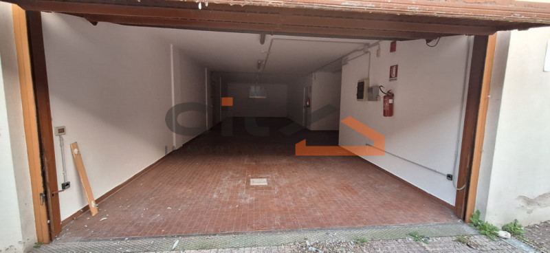 CASSOLA CENTRO: proponiamo GARAGE-MAGAZZINO di mq.240 circa con comodo accesso carraio da bascula...