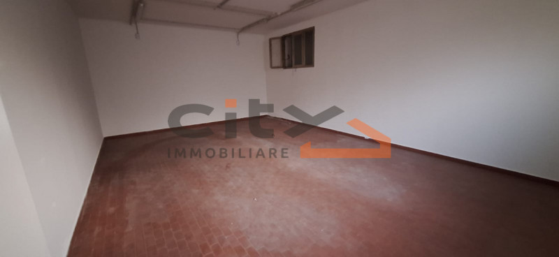 CASSOLA CENTRO: proponiamo GARAGE-MAGAZZINO di mq.240 circa con comodo accesso carraio da bascula...