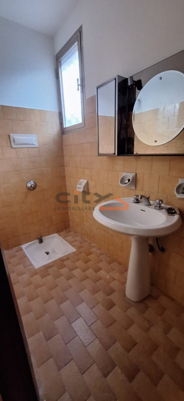 CASSOLA CENTRO: proponiamo GARAGE-MAGAZZINO di mq.240 circa con comodo accesso carraio da bascula...