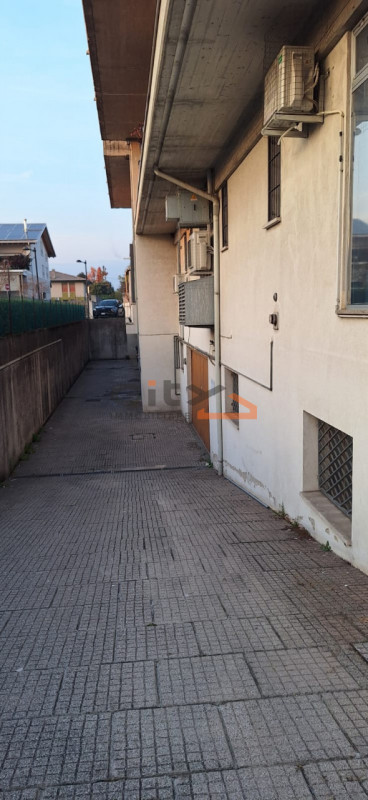 CASSOLA CENTRO: proponiamo GARAGE-MAGAZZINO di mq.240 circa con comodo accesso carraio da bascula...