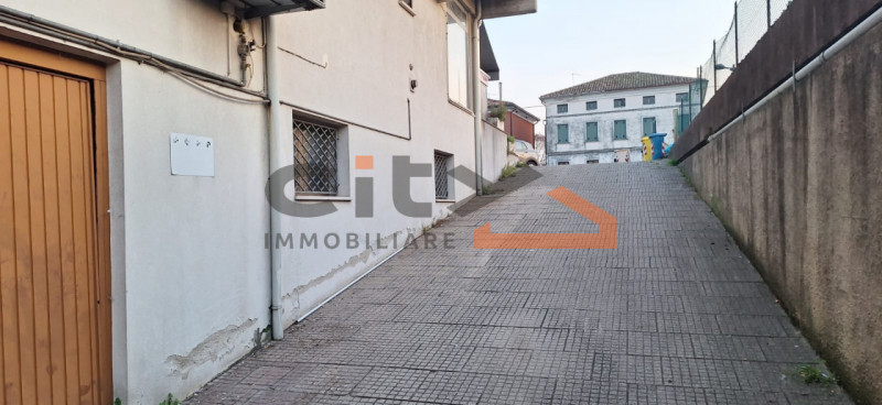 VENDIAMO MAGAZZINO  di mq. 240 in centro a CASSOLA  con comodo accesso carraio da basculante moto...