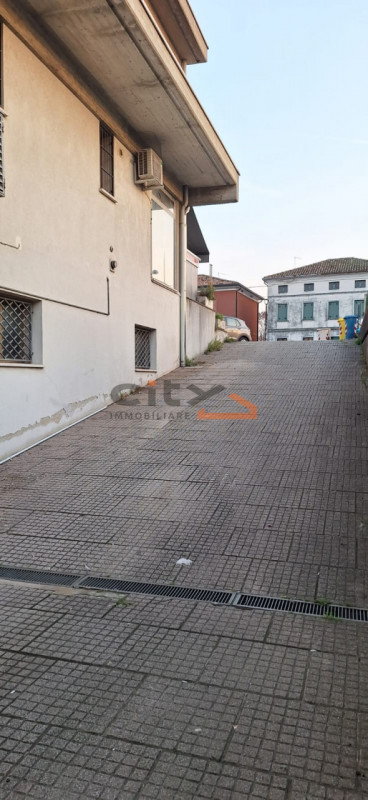 CASSOLA CENTRO: proponiamo GARAGE-MAGAZZINO di mq.240 circa con comodo accesso carraio da bascula...