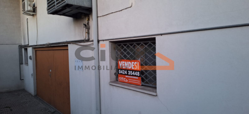 CASSOLA CENTRO: proponiamo GARAGE-MAGAZZINO di mq.240 circa con comodo accesso carraio da bascula...