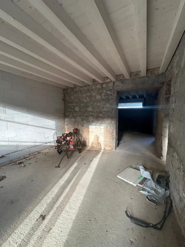 In contesto tranquillo e comodo a tutti i servizi, proponiamo casa di corte centrale completament...