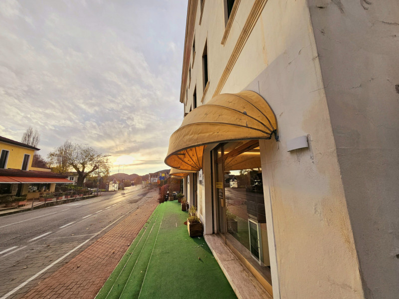 In una posizione centrale a Treponti, frazione del comune di Teolo, proponiamo in vendita un nego...