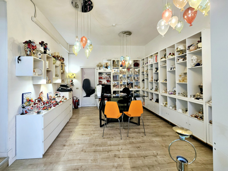 In una posizione centrale a Treponti, frazione del comune di Teolo, proponiamo in vendita un nego...