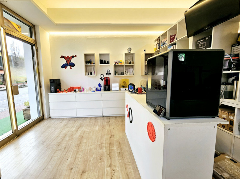 In una posizione centrale a Treponti, frazione del comune di Teolo, proponiamo in vendita un nego...