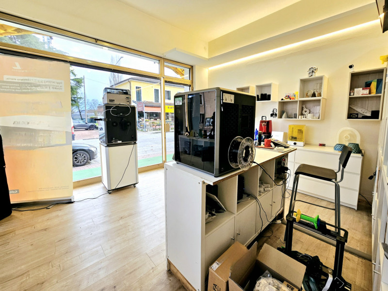 In una posizione centrale a Treponti, frazione del comune di Teolo, proponiamo in vendita un nego...