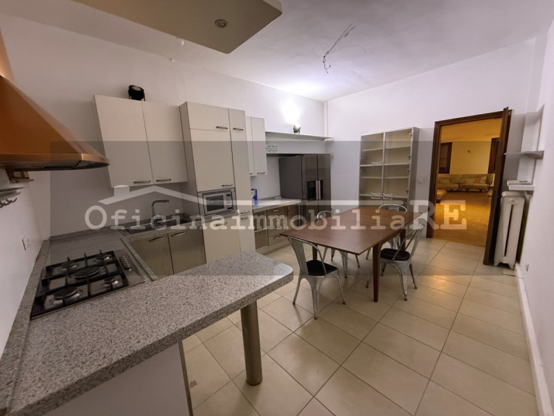 Nel cuore di Piove di Sacco proponiamo appartamento in palazzo storico dalle ampie metrature. Sec...