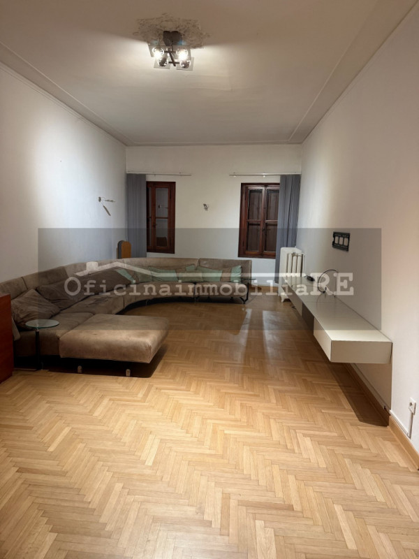 Nel cuore di Piove di Sacco proponiamo appartamento in palazzo storico dalle ampie metrature. Sec...