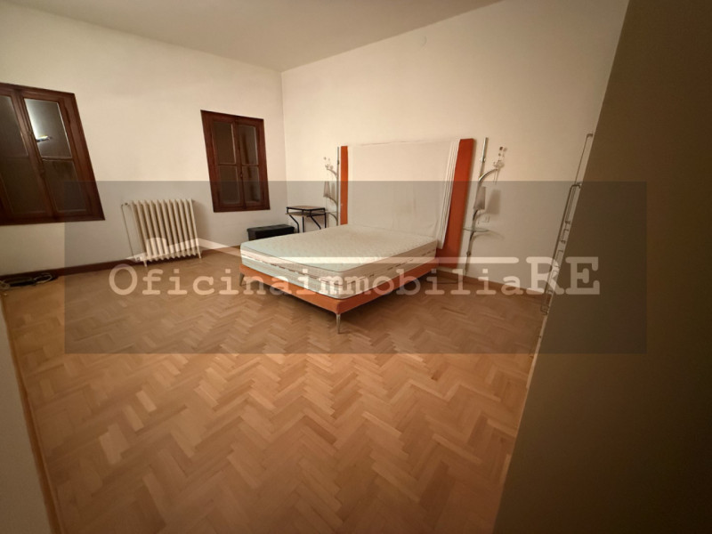 Nel cuore di Piove di Sacco proponiamo appartamento in palazzo storico dalle ampie metrature. Sec...