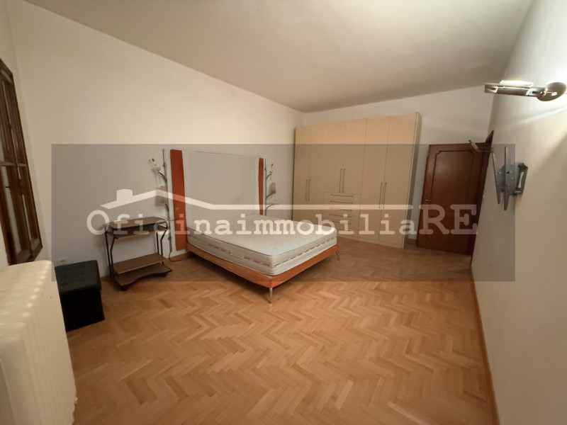 Nel cuore di Piove di Sacco proponiamo appartamento in palazzo storico dalle ampie metrature. Sec...