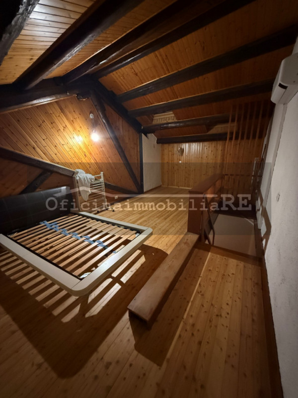 Nel cuore di Piove di Sacco proponiamo appartamento in palazzo storico dalle ampie metrature. Sec...