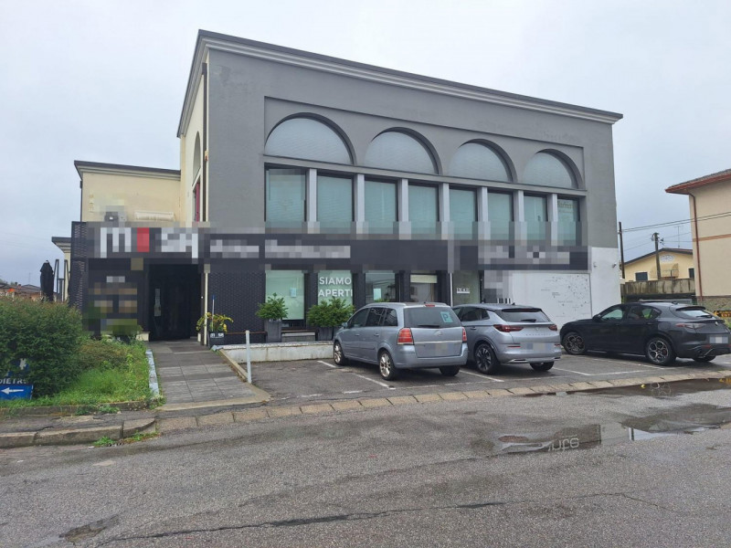 Proponiamo in vendita un ampio complesso immobiliare a destinazione prevalentemente commerciale, ...
