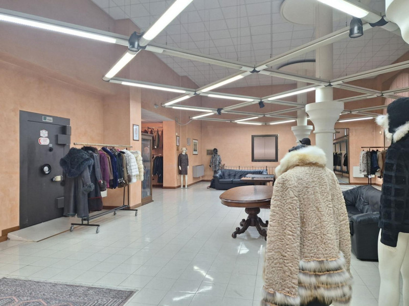 Proponiamo in vendita un ampio complesso immobiliare a destinazione prevalentemente commerciale, ...