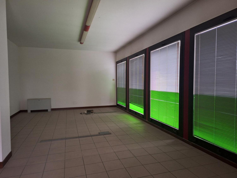 Proponiamo in vendita un ampio complesso immobiliare a destinazione prevalentemente commerciale, ...