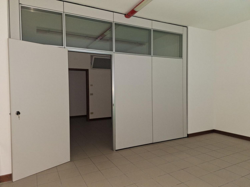 Proponiamo in vendita un ampio complesso immobiliare a destinazione prevalentemente commerciale, ...