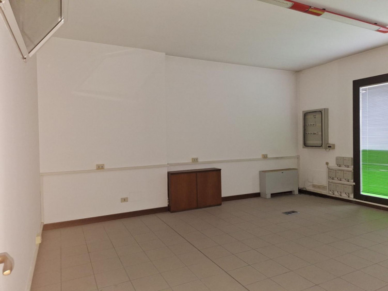 Proponiamo in vendita un ampio complesso immobiliare a destinazione prevalentemente commerciale, ...