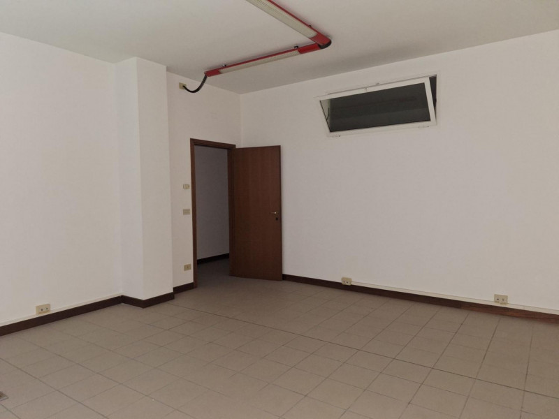 Proponiamo in vendita un ampio complesso immobiliare a destinazione prevalentemente commerciale, ...