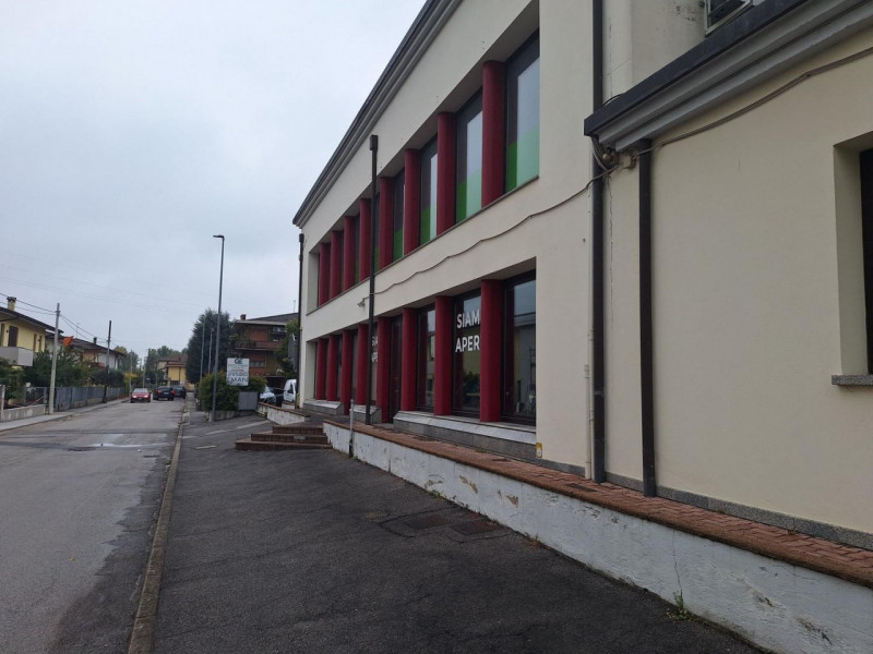 Proponiamo in vendita un ampio complesso immobiliare a destinazione prevalentemente commerciale, ...