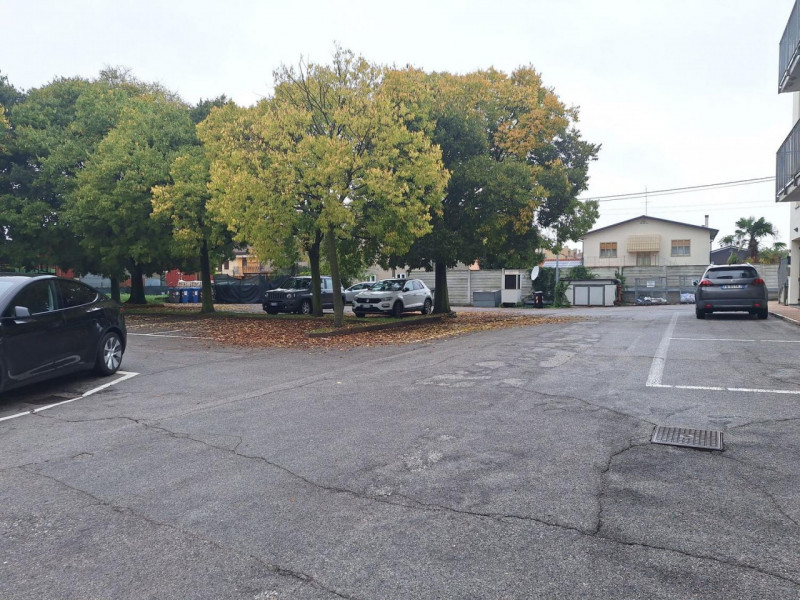 Proponiamo in vendita un ampio complesso immobiliare a destinazione prevalentemente commerciale, ...