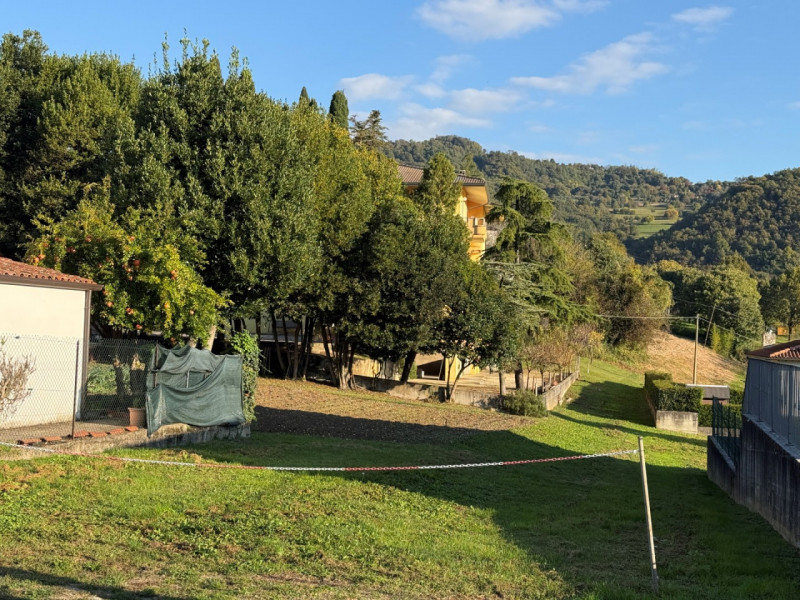 TERRENO EDIFICABILE IN POSIZIONE COLLINARE PER UNA VILLA SINGOLA O BIFAMILIARE. EURO 100.000. COD...