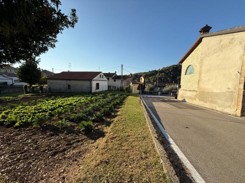 TERRENO EDIFICABILE IN POSIZIONE COLLINARE PER UNA VILLA SINGOLA O BIFAMILIARE. EURO 100.000. COD...