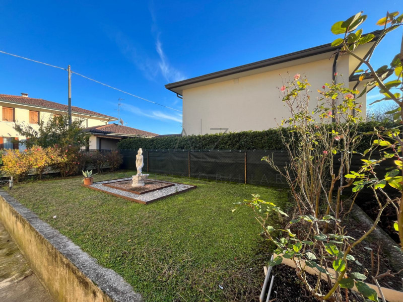 Proponiamo in vendita una splendida bifamiliare verticale di generose dimensioni (260 mq) situata...