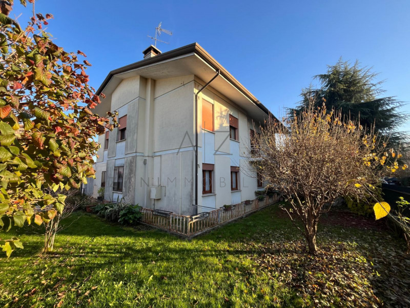 Proponiamo in vendita una splendida bifamiliare verticale di generose dimensioni (260 mq) situata...