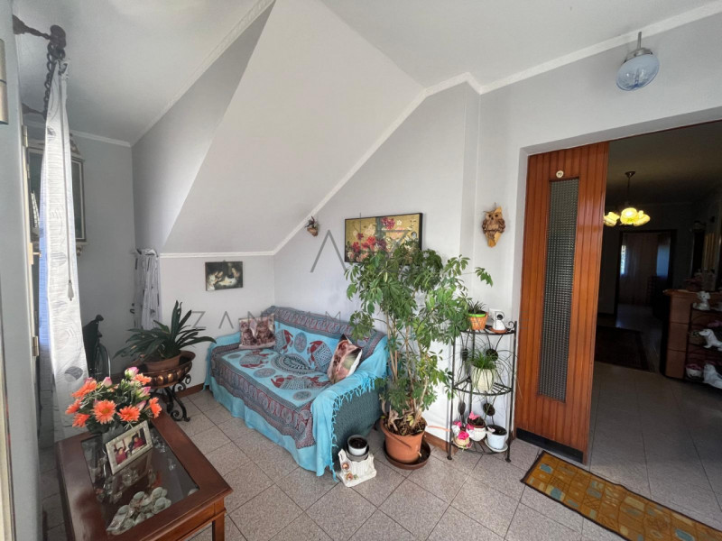 Proponiamo in vendita una splendida bifamiliare verticale di generose dimensioni (260 mq) situata...