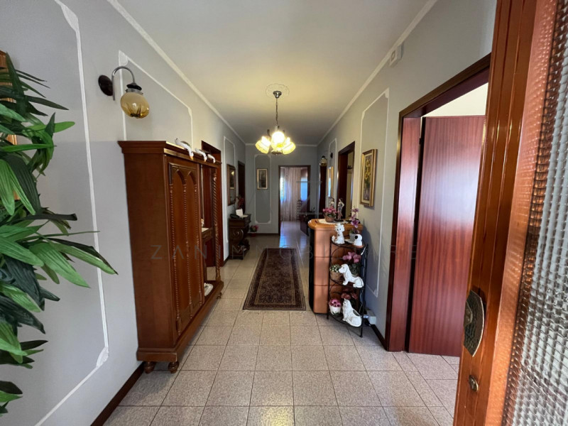 Proponiamo in vendita una splendida bifamiliare verticale di generose dimensioni (260 mq) situata...