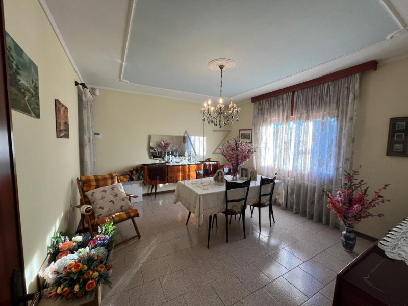 Proponiamo in vendita una splendida bifamiliare verticale di generose dimensioni (260 mq) situata...