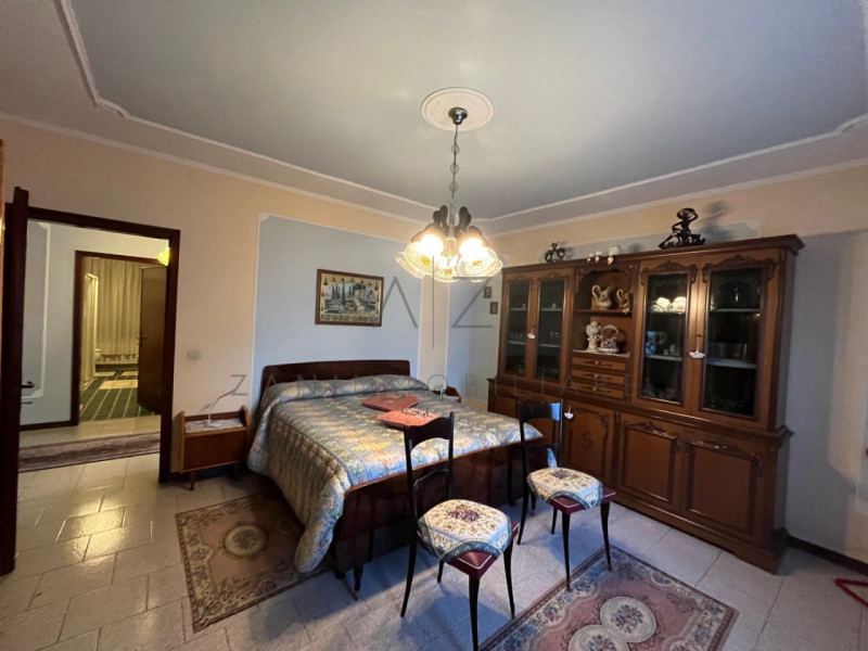 Proponiamo in vendita una splendida bifamiliare verticale di generose dimensioni (260 mq) situata...