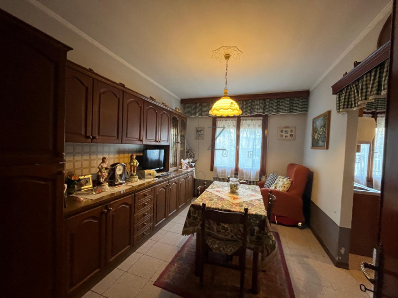 Proponiamo in vendita una splendida bifamiliare verticale di generose dimensioni (260 mq) situata...