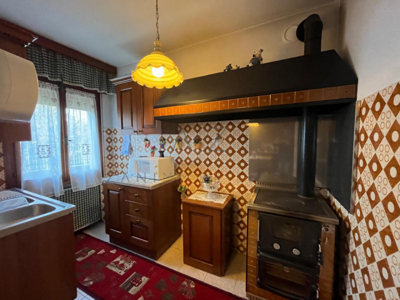 Proponiamo in vendita una splendida bifamiliare verticale di generose dimensioni (260 mq) situata...