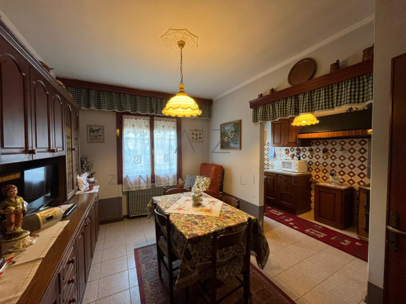 Proponiamo in vendita una splendida bifamiliare verticale di generose dimensioni (260 mq) situata...