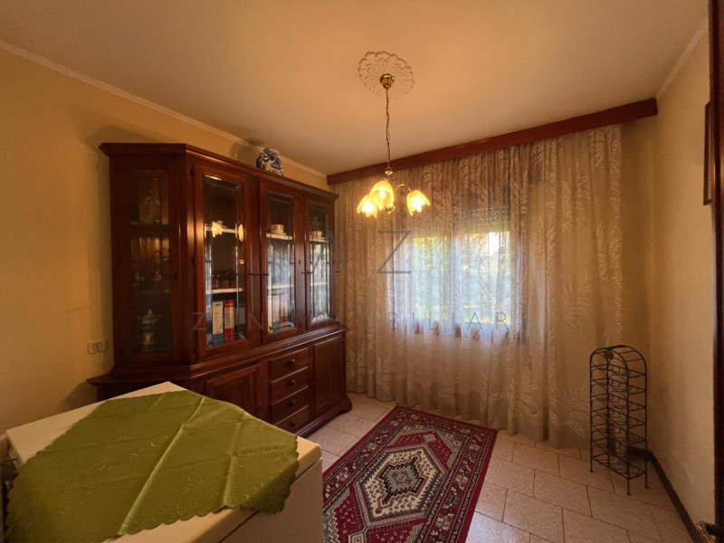 Proponiamo in vendita una splendida bifamiliare verticale di generose dimensioni (260 mq) situata...