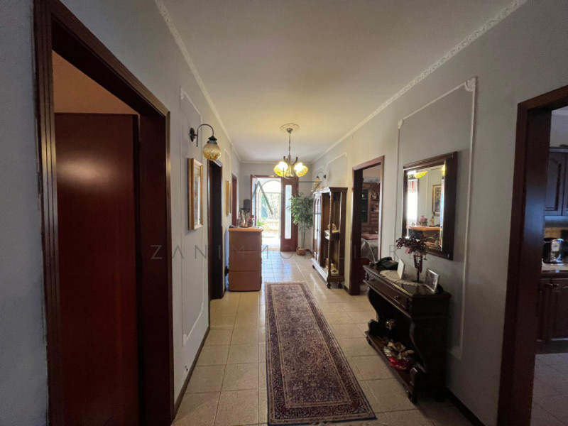 Proponiamo in vendita una splendida bifamiliare verticale di generose dimensioni (260 mq) situata...