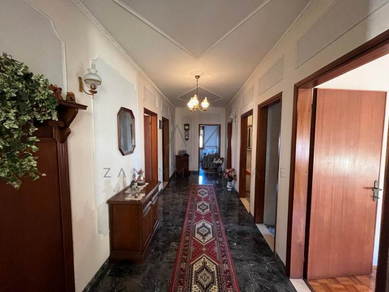 Proponiamo in vendita una splendida bifamiliare verticale di generose dimensioni (260 mq) situata...