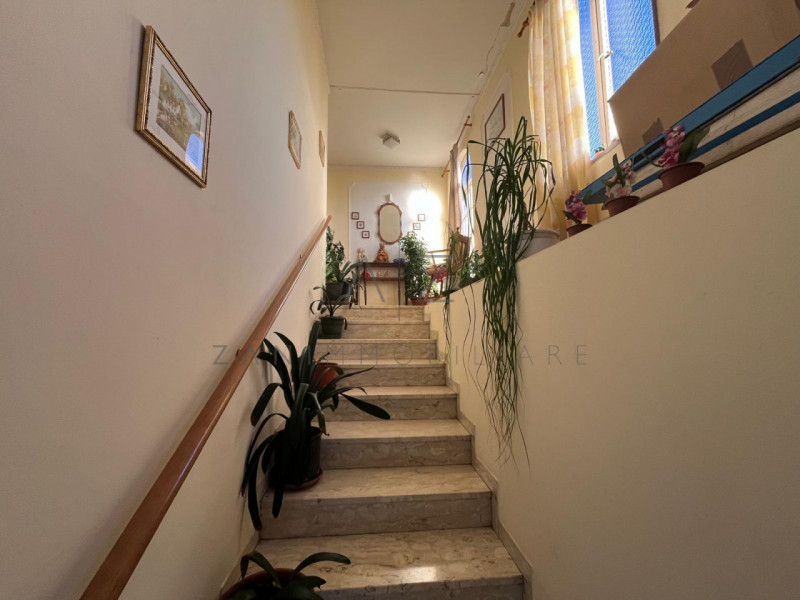 Proponiamo in vendita una splendida bifamiliare verticale di generose dimensioni (260 mq) situata...